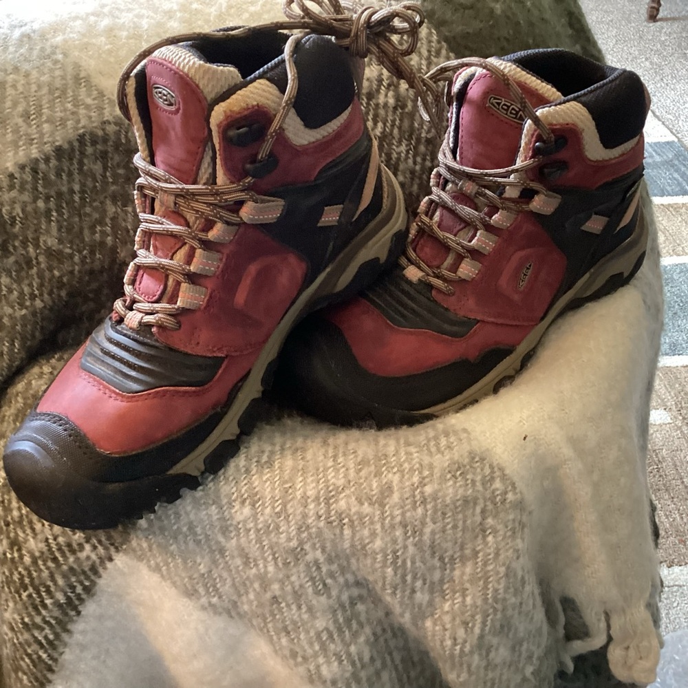 KEEN Targee Women's Waterproof Hiking Boots - Red and Black - Picture 2 of 5